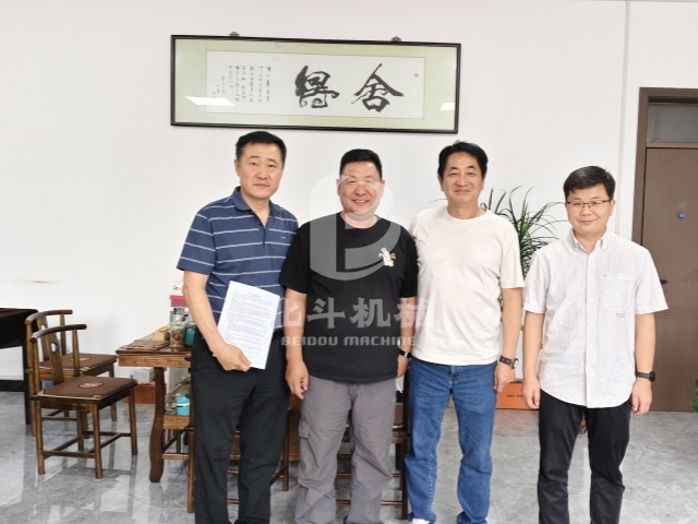 韓國客戶定制!北斗機械豬糞炭化機簽約成功